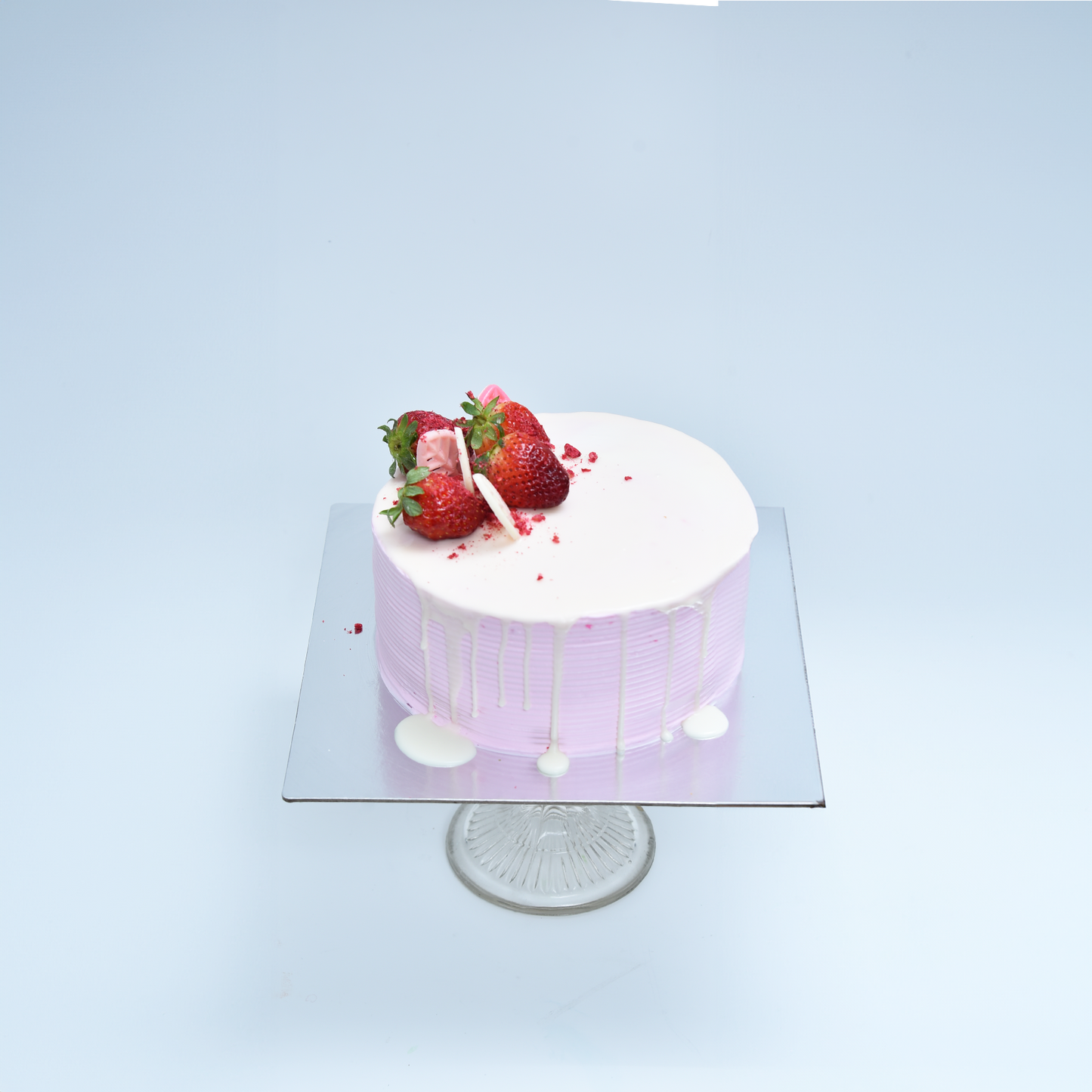 Strawberry white chocolate Drip Cake